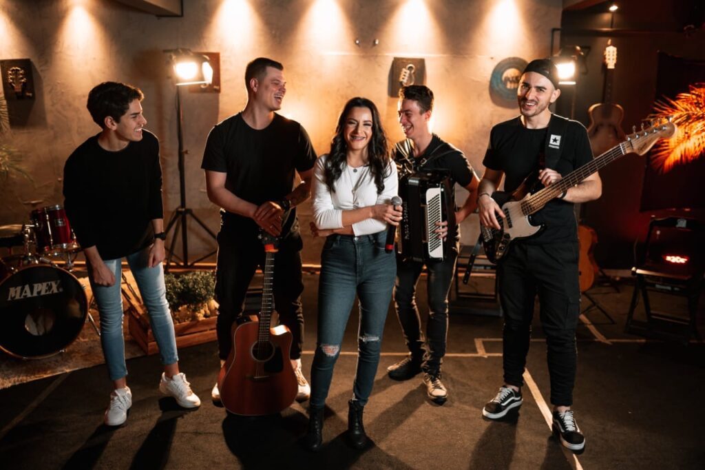 “O amor pelo sertanejo vem de berço” afirma a cantora e compositora Julliana Polonio 1 82c933fe f607 47a3 a19f feb38f82a076