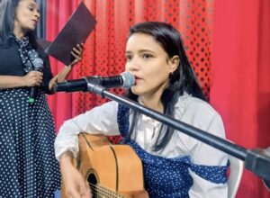 Camilla Lima: A Voz Sertaneja que Transforma Dor em Música e Inspiração