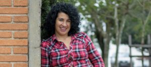 A Voz de Márcia: Música como Caminho para a Alegria