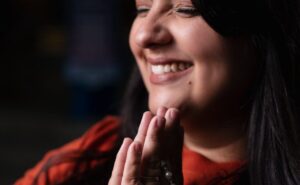 Marcelle Rocha leva fé e música do Vaticano ao palco da Paixão de Cristo